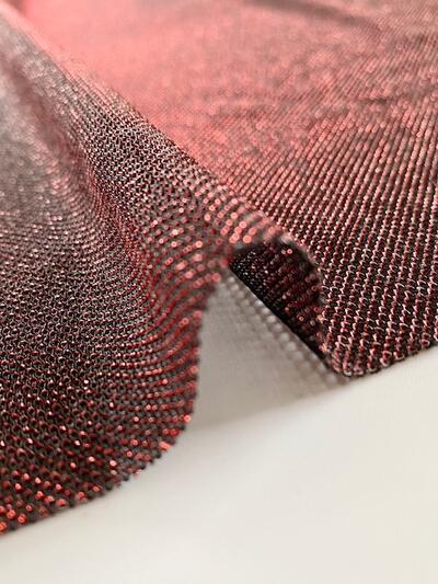 メタリック調のポリエステルニット